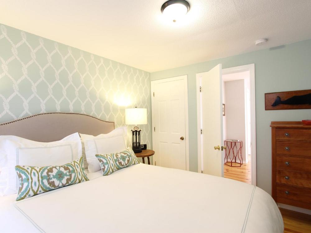 Deluxe One-Bedroom Apartment interior
