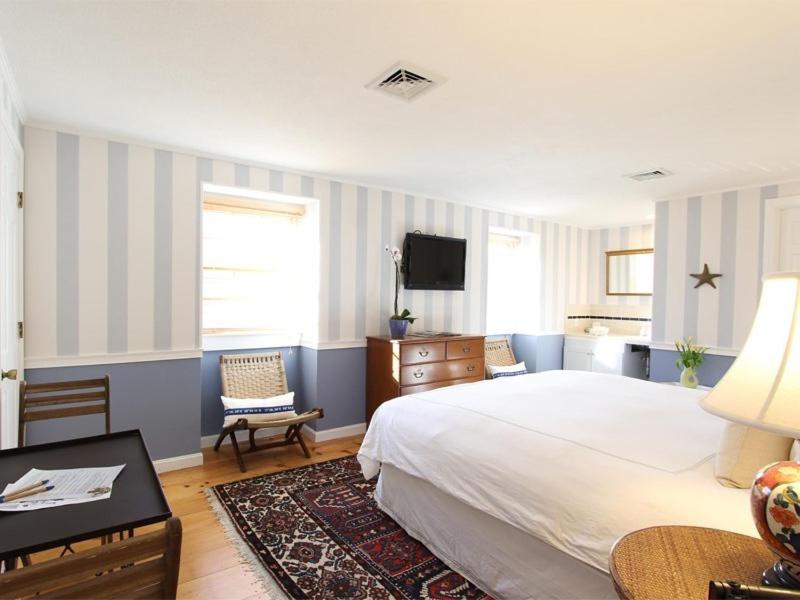 Deluxe King Room interior