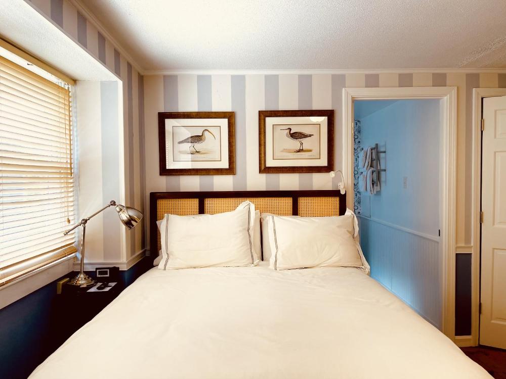 Deluxe Queen Room interior